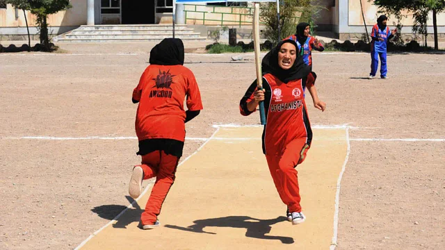 শরণার্থী দল হিসেবে খেলতে চান আফগান নারী ক্রিকেটাররা