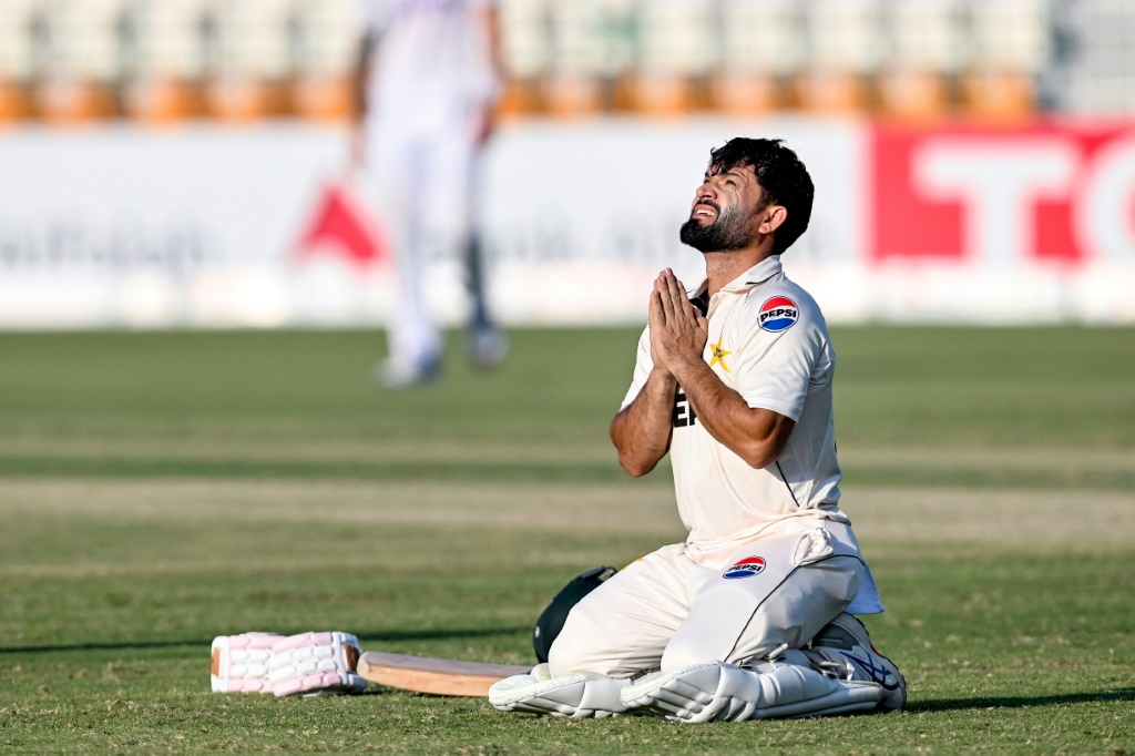 Pakistan debutant Ghulam hits century to defy England in second Test