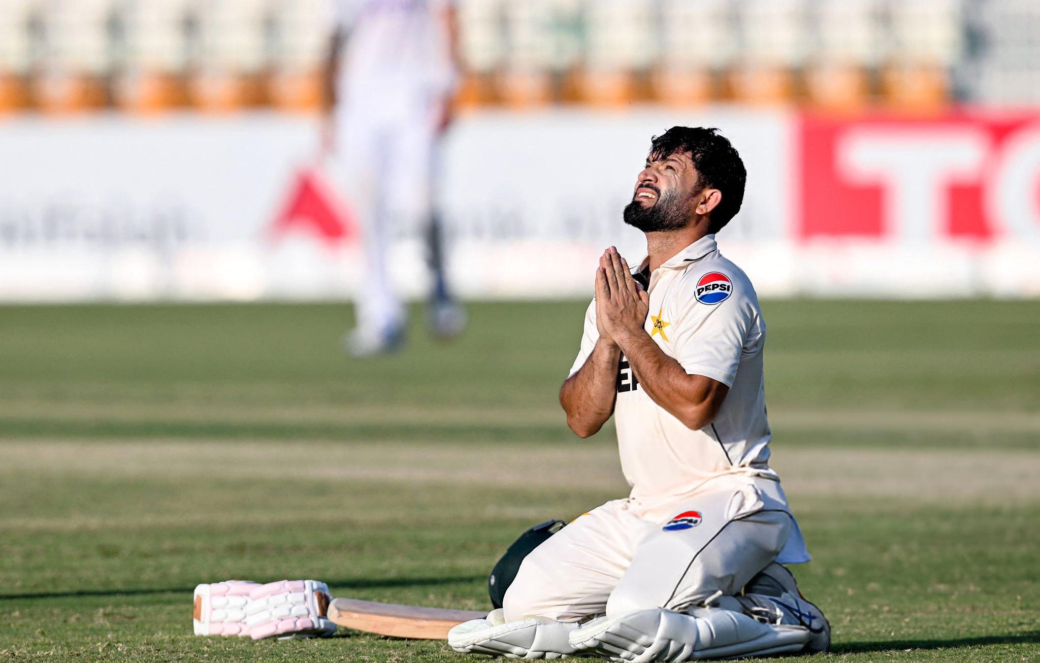 অভিষেকে সেঞ্চুরি করে বুলবুলের পাশে কামরান