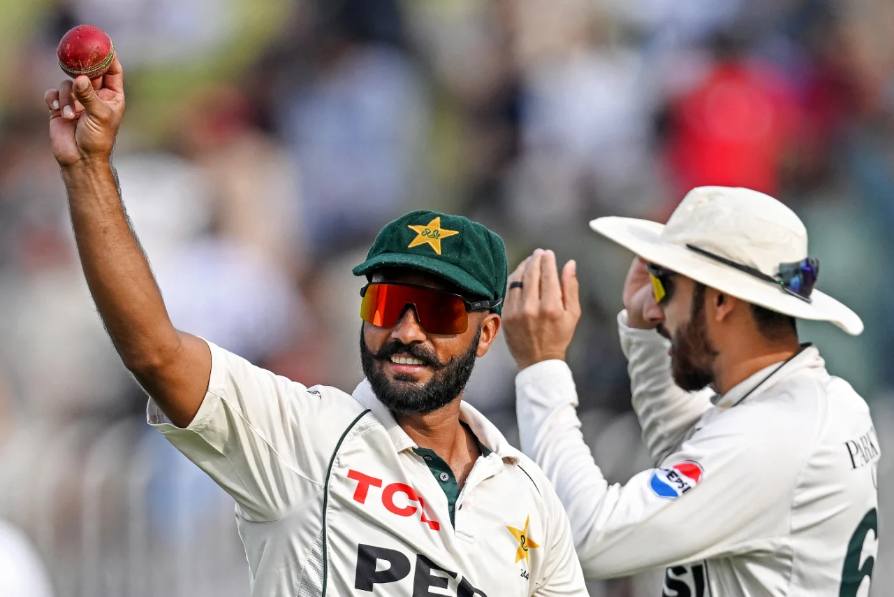 Pakistan 73-3, trail England by 194 after spinner Sajid shines