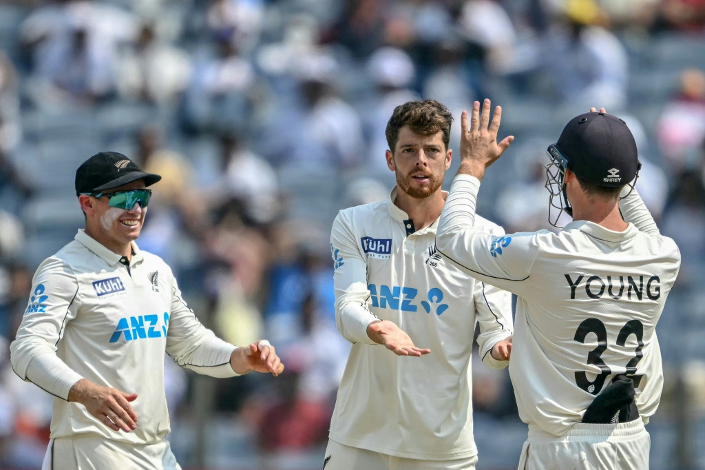 New Zealand lead by 301 after Santner's 7-53 in India Test