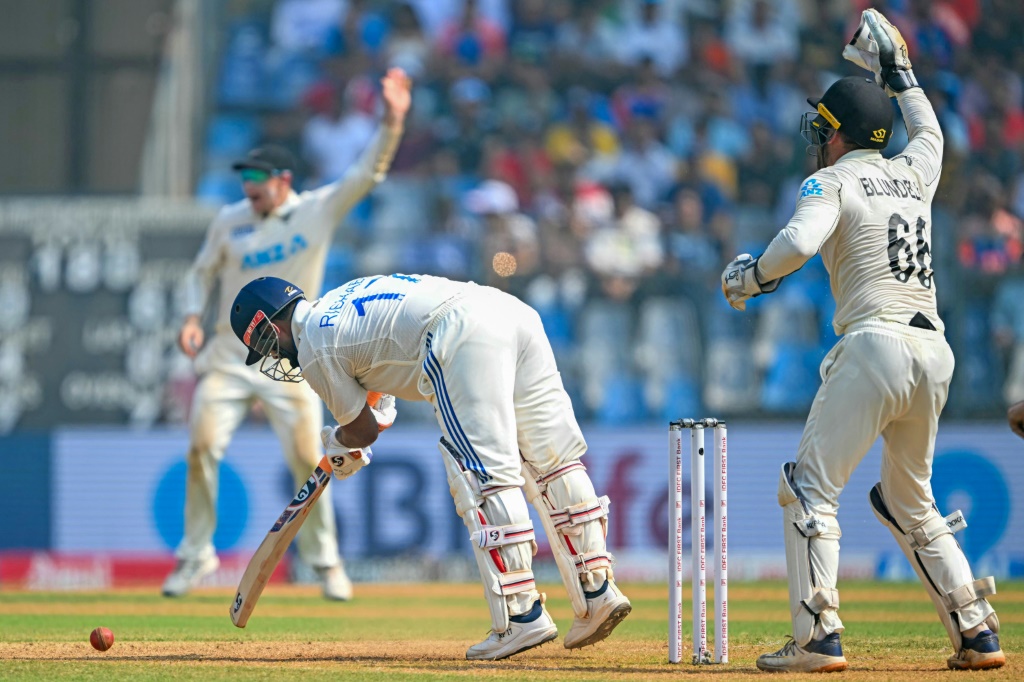 New Zealand lead by 143 as spin rules in seesaw third India Test