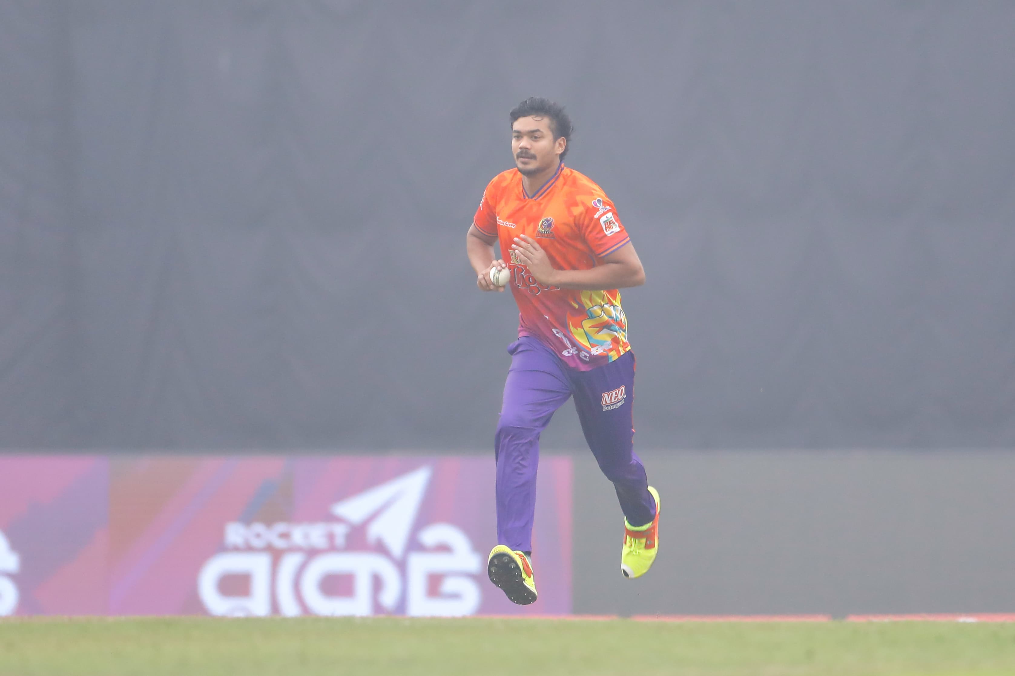 Rajshahi's Taskin Ahmed in action against Dhaka, Cricfrenzy