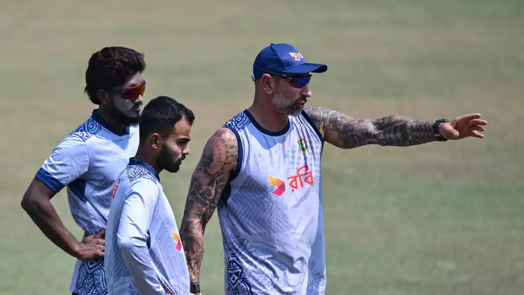 Nic Pothas (R) with players, file photo