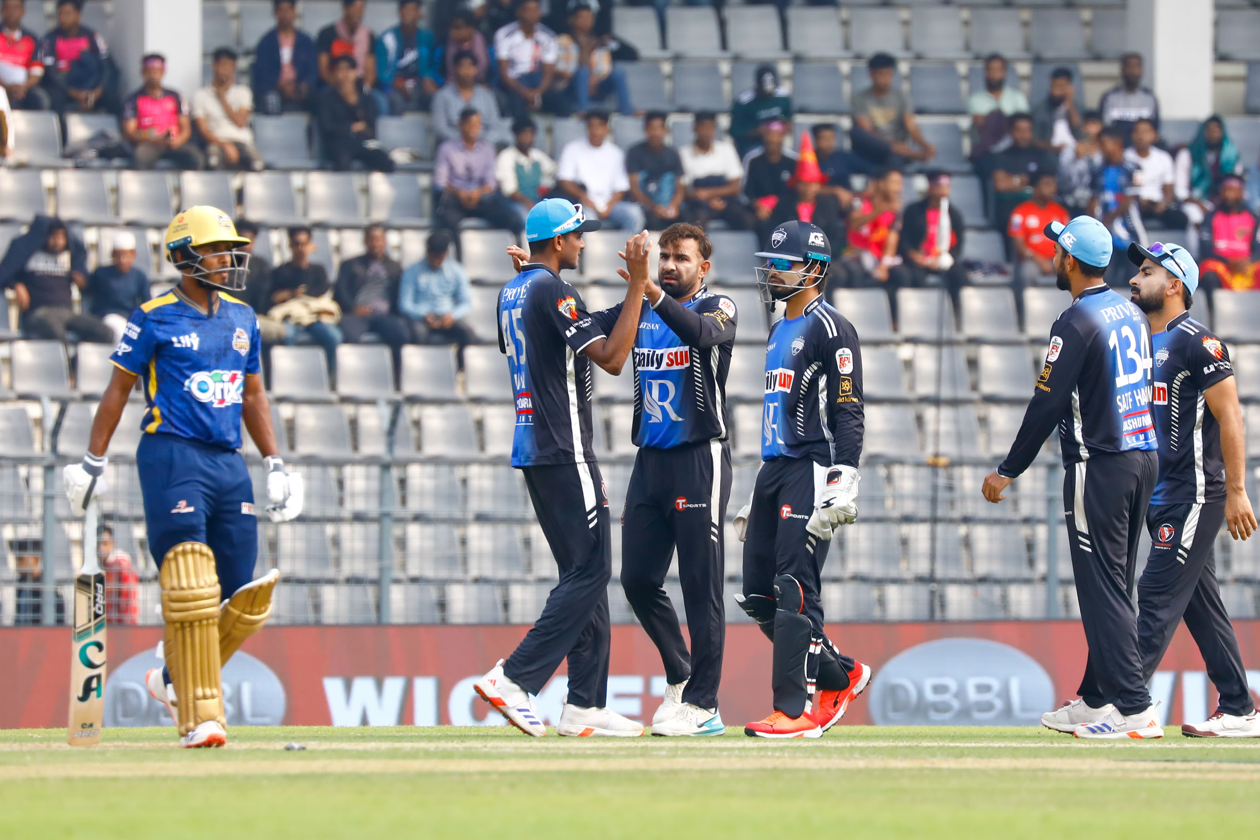 Dhaka Capitals celebrate a wicket, Cricfrenzy