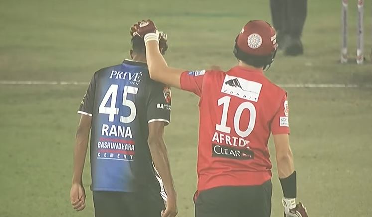 Shaheen Shah Afridi with Nahid Rana during their Barishal and Rangpur's match