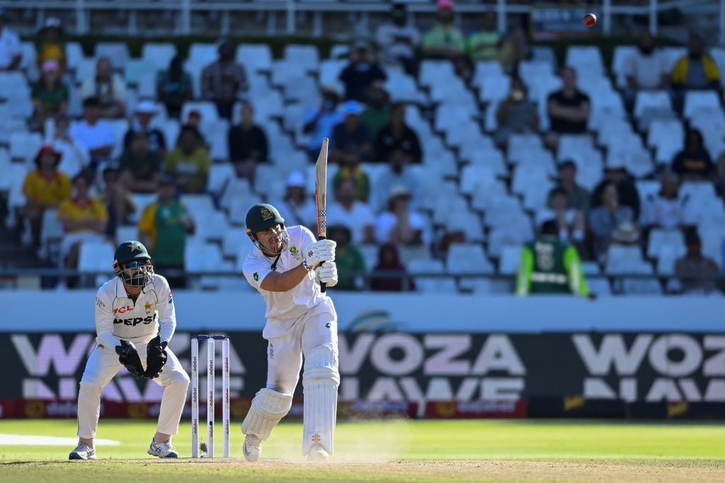 David Bedingham (R) helped South Africa race to a victory target of just 58, AFP