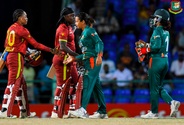 Two teams players shake hands after third ODI