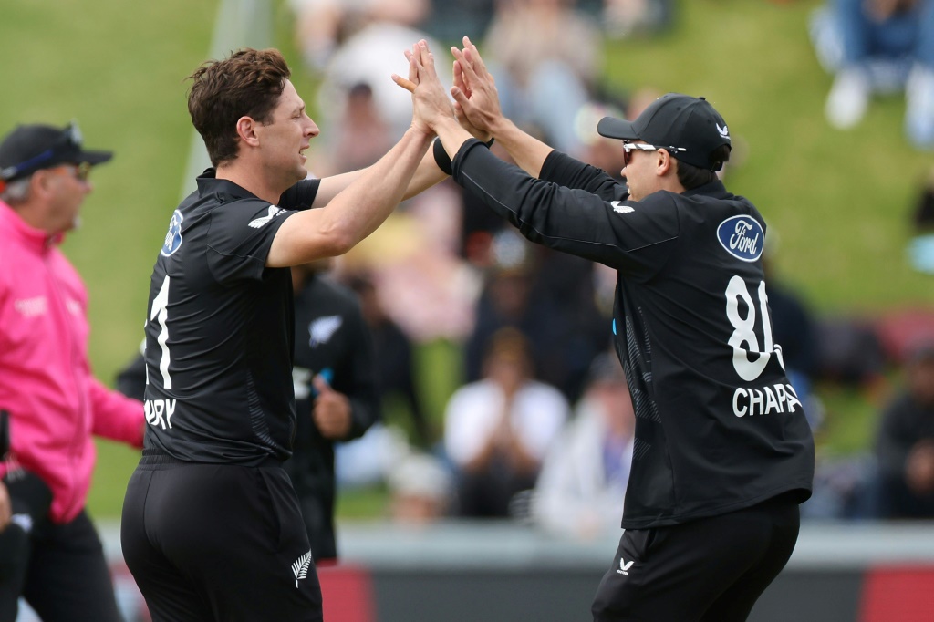 New Zealand's Matt Henry (left) celebrates the wicket of Sri Lanka's Pathum Nissanka with teammate Mark Chapman, AFP