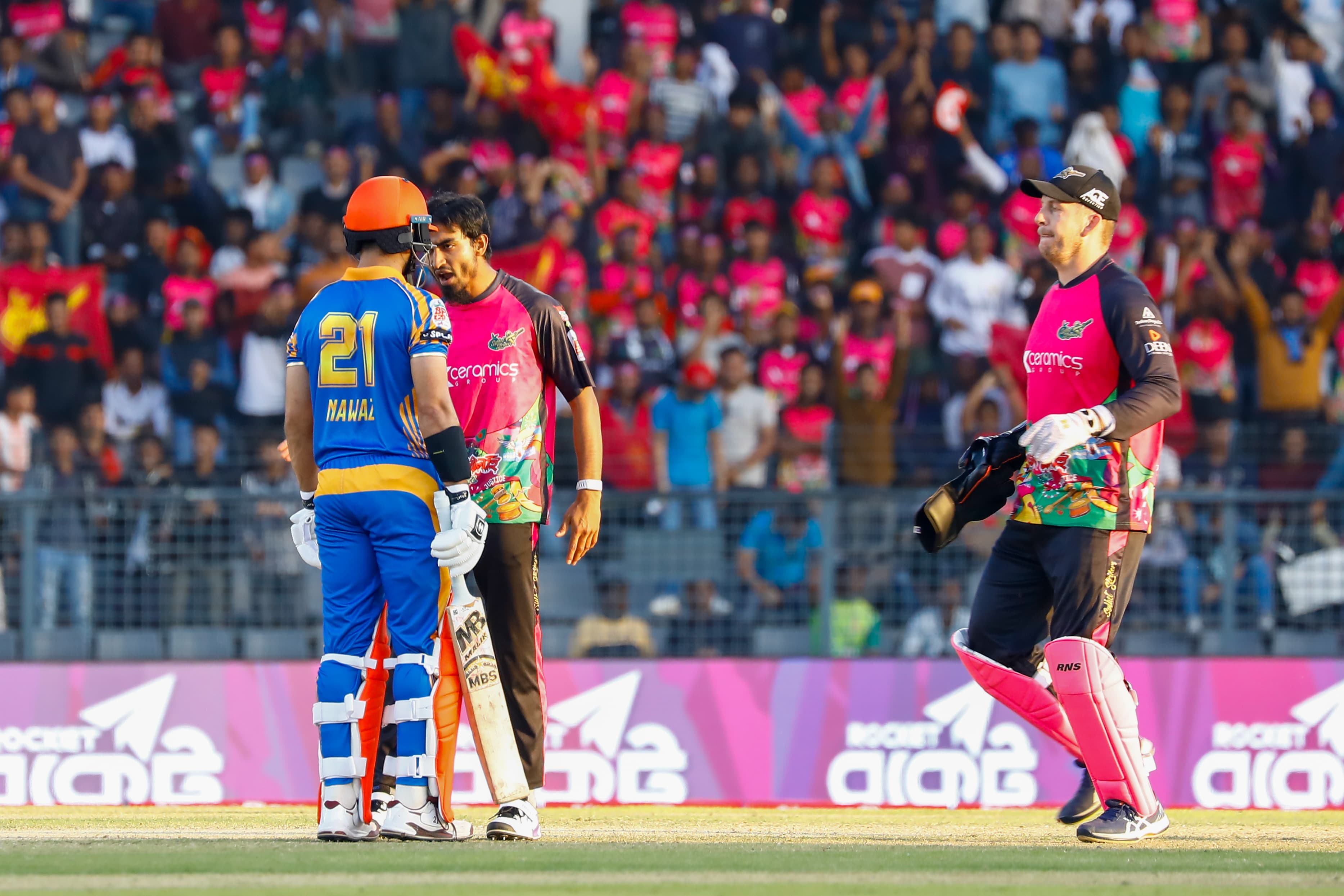 Sylhet's Tanzim Hasan and Khulna's Mohammad Nawaz exchanged heated conversation, Cricfrenzy