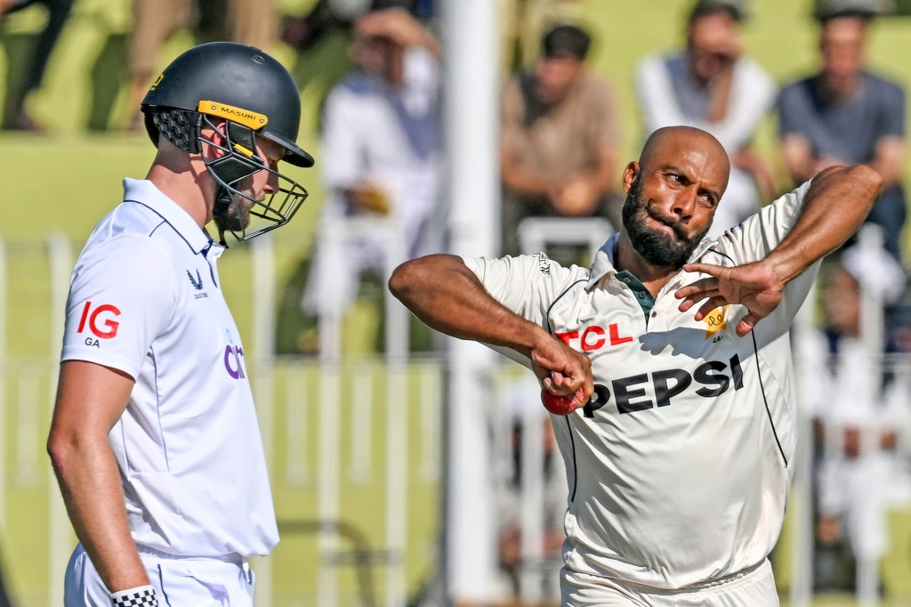 Pakistan's Sajid Khan (R) played a starring role against England, AFP