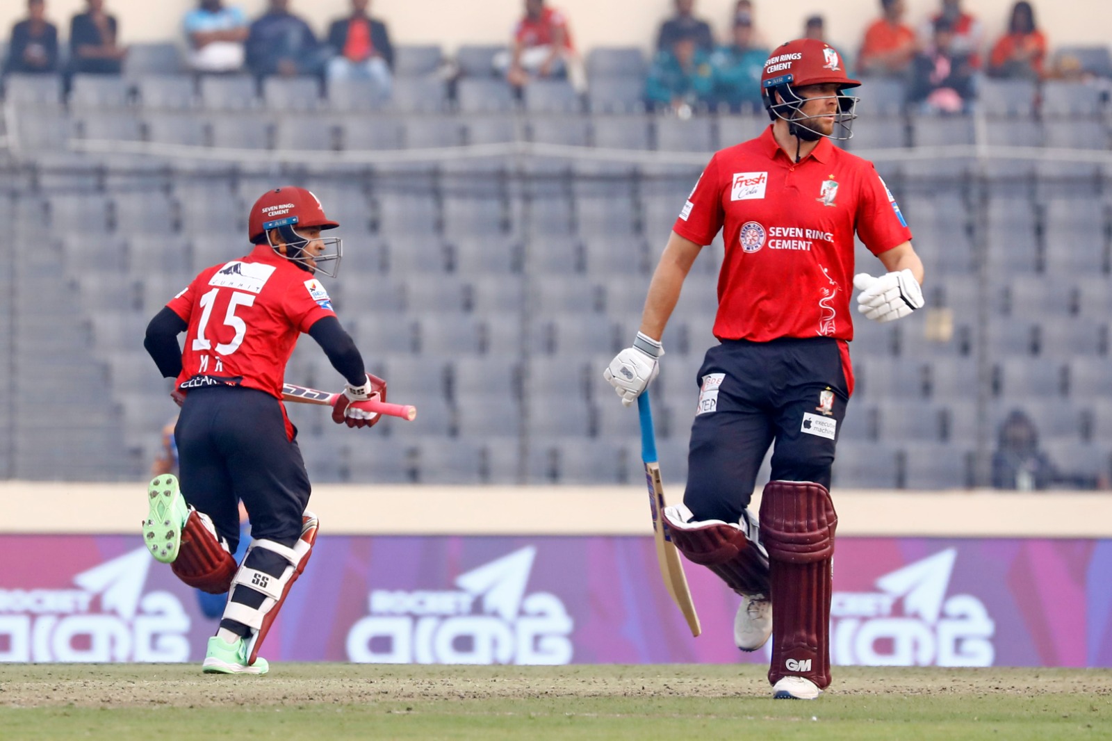 Mushfiqur Rahim and Dawid Malan running between the wicket, Cricfrenzy