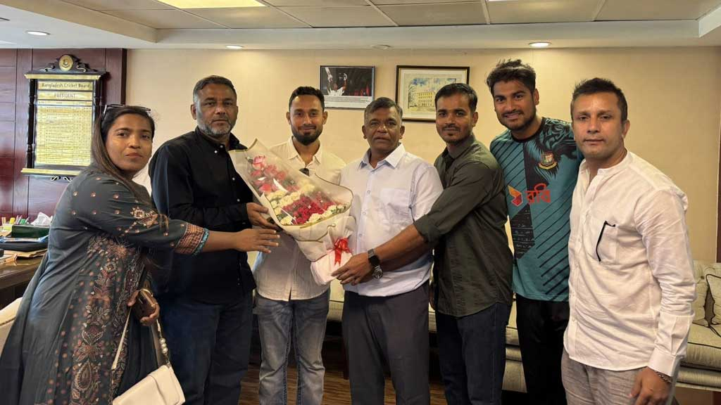 বোর্ড পরিচালকের পদত্যাগের দাবি, না হলে সবধরনের ক্রিকেট বন্ধের ঘোষণা