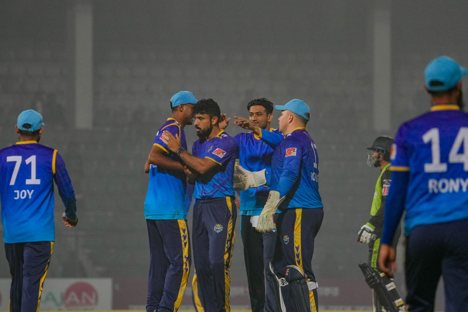 মারকুটে ইনিংস খেলার পথে নাসির হোসেন, বিসিবি