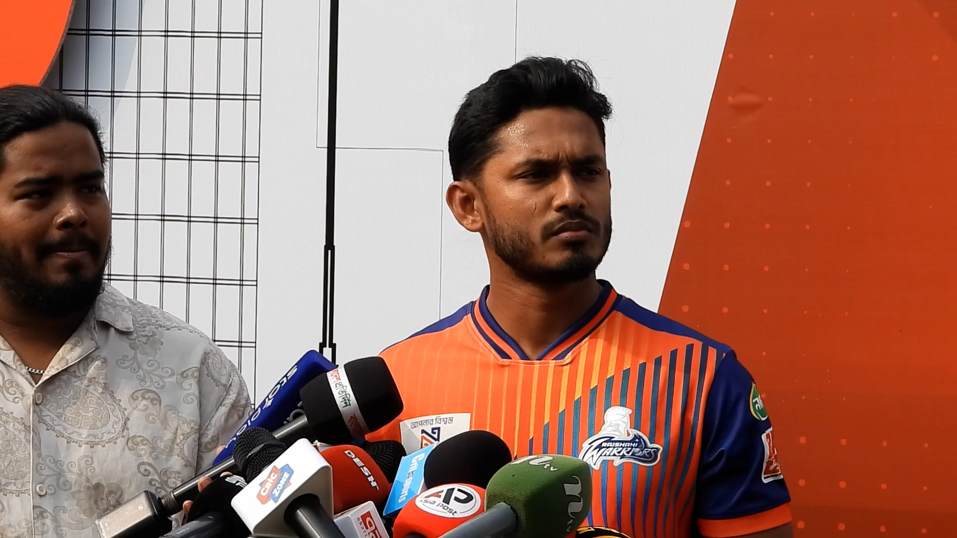 গণমাধ্যমের সঙ্গে কথা বলছেন তানজিদ হাসান তামিম, ক্রিকফ্রেঞ্জি