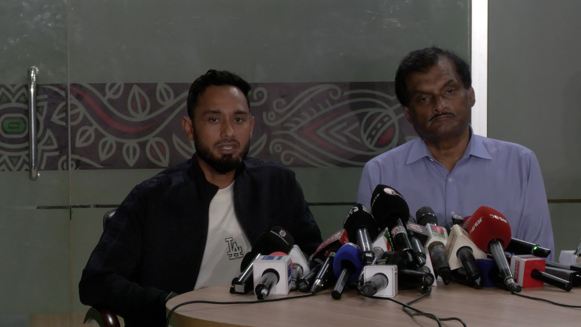 অপরিচিত নাম্বার থেকে হুমকি পাচ্ছেন মিঠুনরা