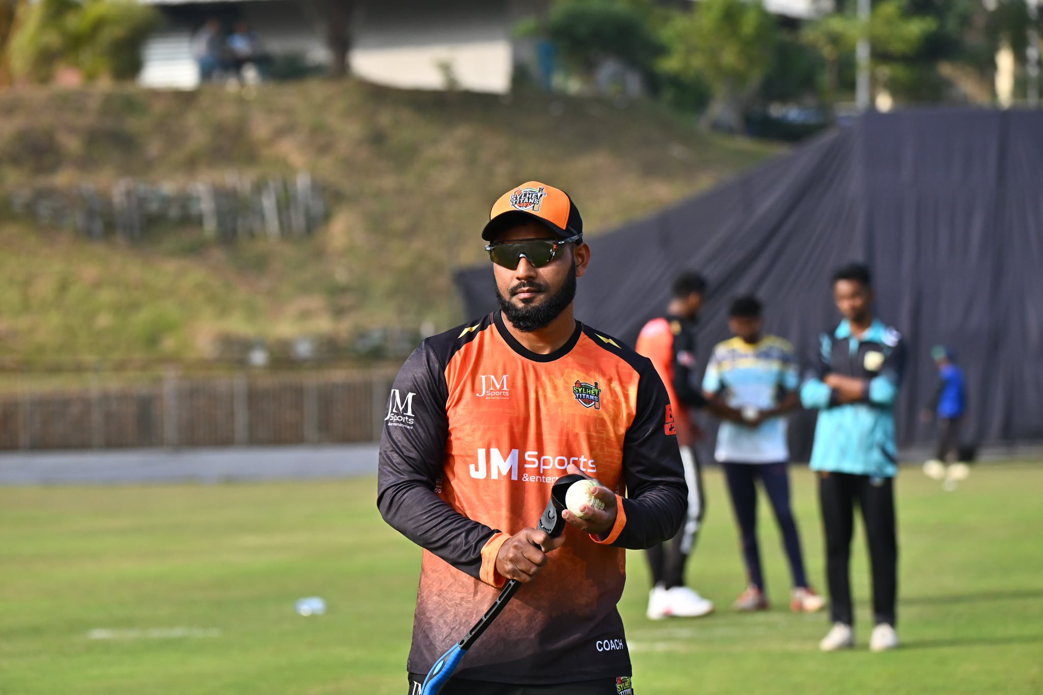 মঈনে মুগ্ধ ইমরুল, ওকস দেখিয়েছেন ছক্কার ভিডিও