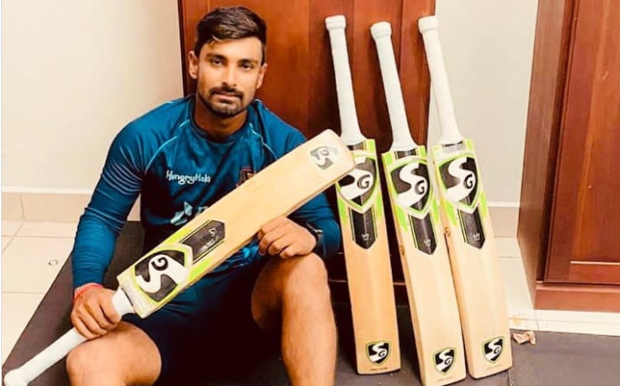 এসজি ব্যাট হাতে লিটন দাস