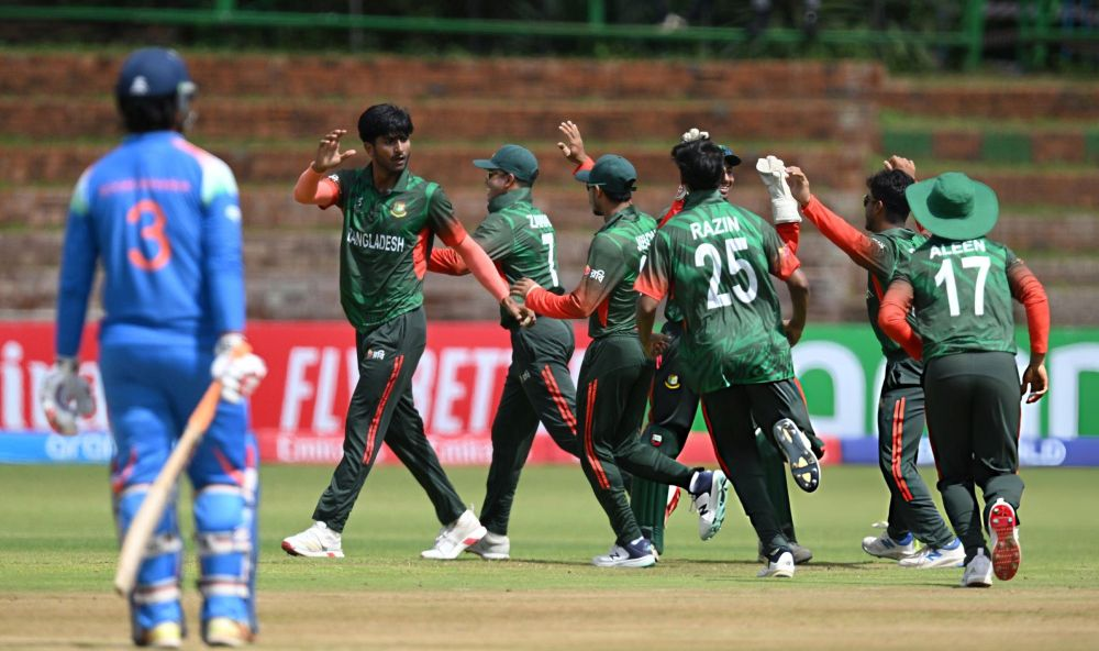 ভিহানকে ফেরালেন আজিজুল, ৩ উইকেট নেই ভারতের