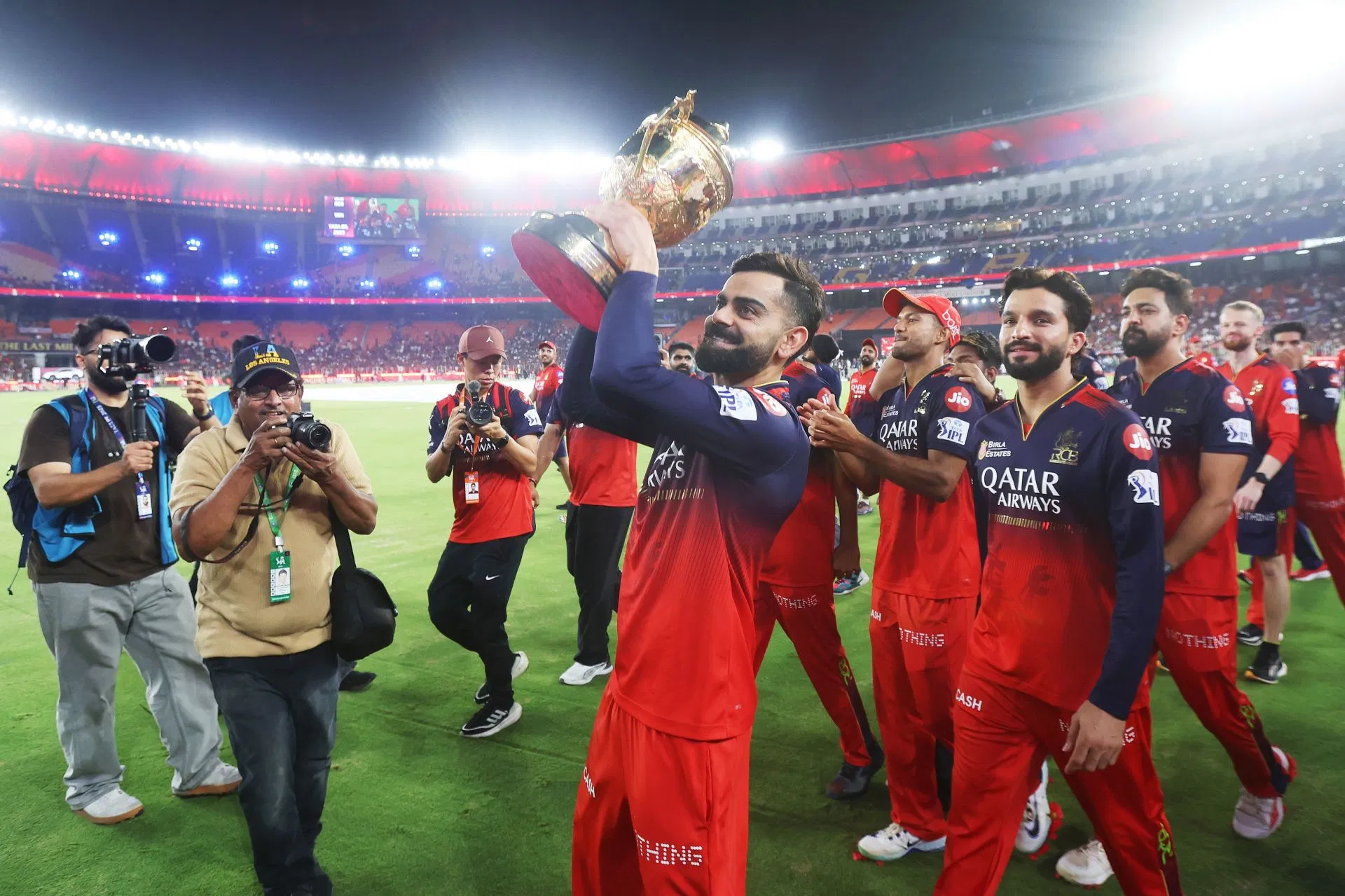 আইপিএলে কোহলির বেঙ্গালুরু কিনতে আগ্রহী ৬ সংস্থা