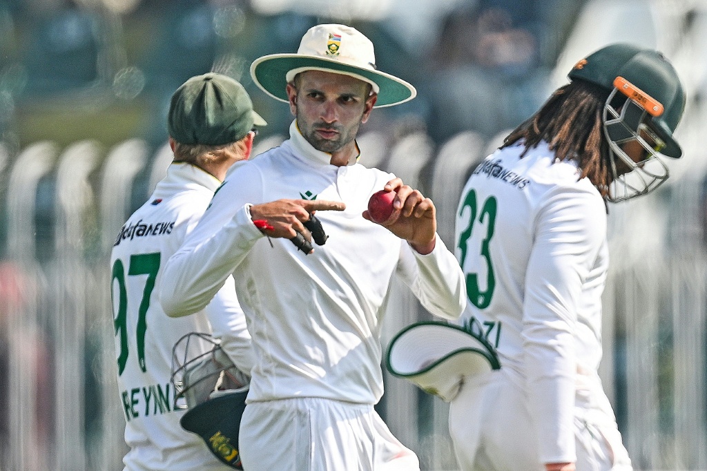 Maharaj takes seven wickets with South Africa-Pakistan Test in balance
