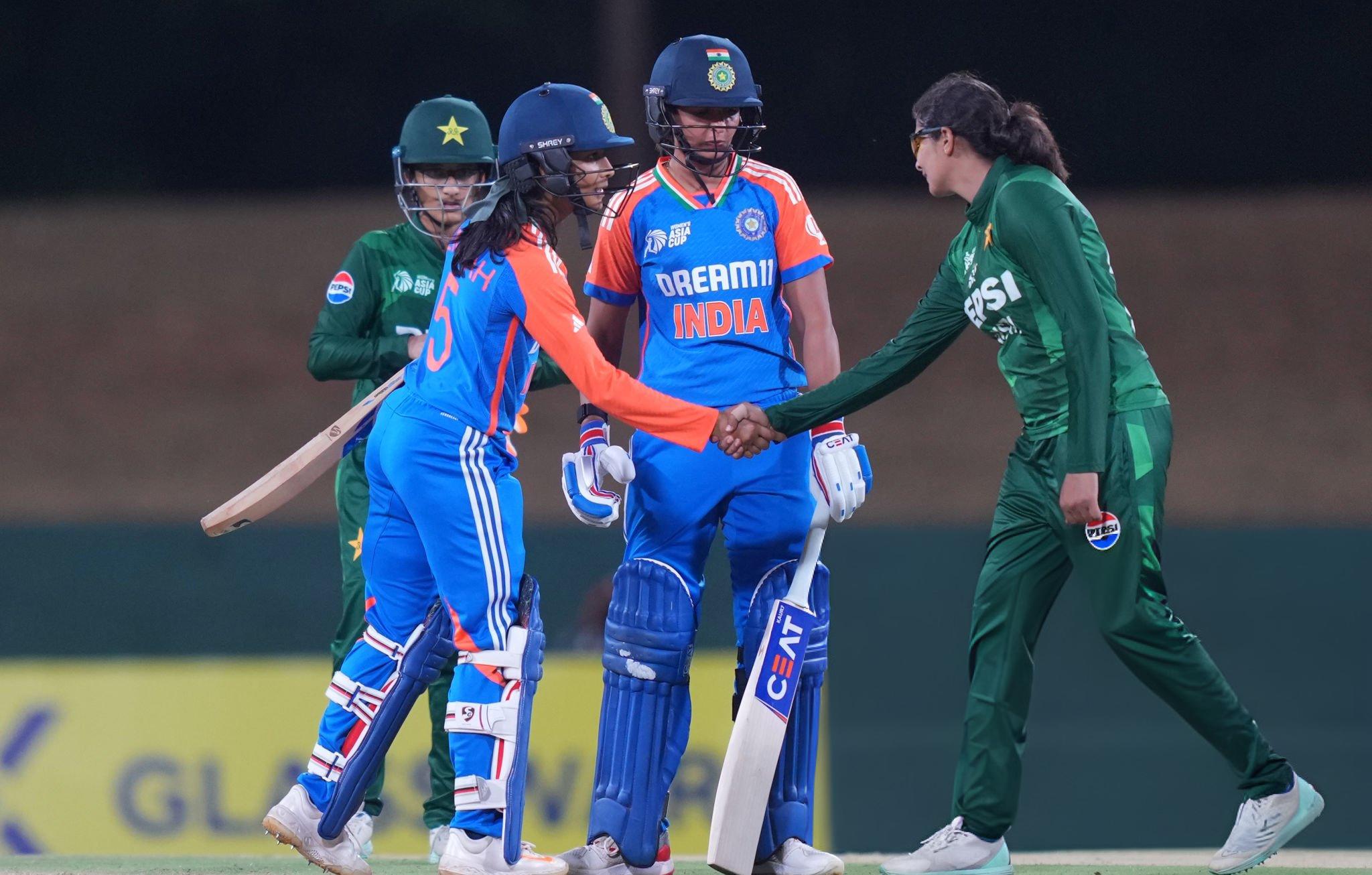 স্মৃতি মান্ধানা-ফাতিমাদের হাত মেলানোর নিশ্চয়তা দিতে পারছে না বিসিসিআই