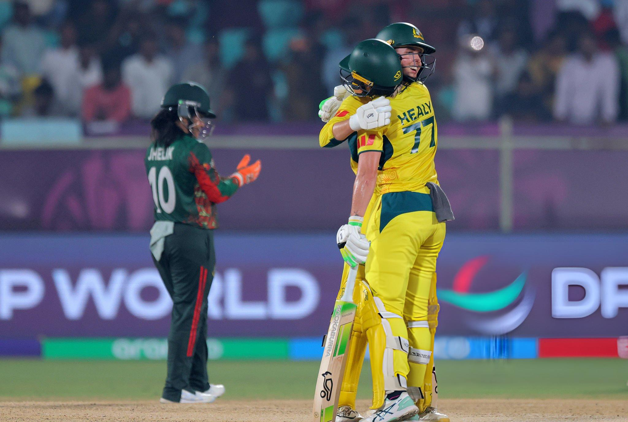 বাংলাদেশকে ১০ উইকেটে হারিয়ে সেমি ফাইনালে অস্ট্রেলিয়া