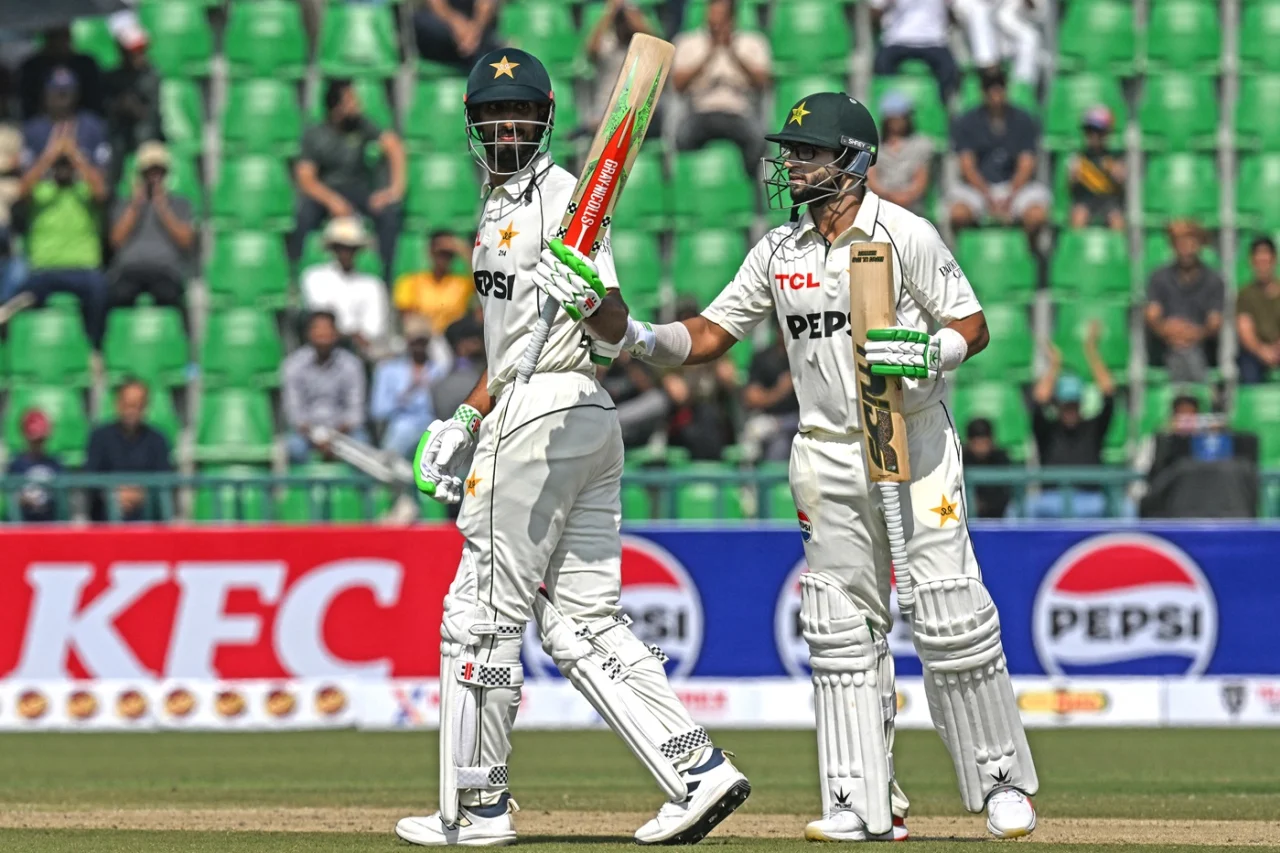 ৪ হাফ সেঞ্চুরিতে প্রথম দিনে পাকিস্তানের দাপট