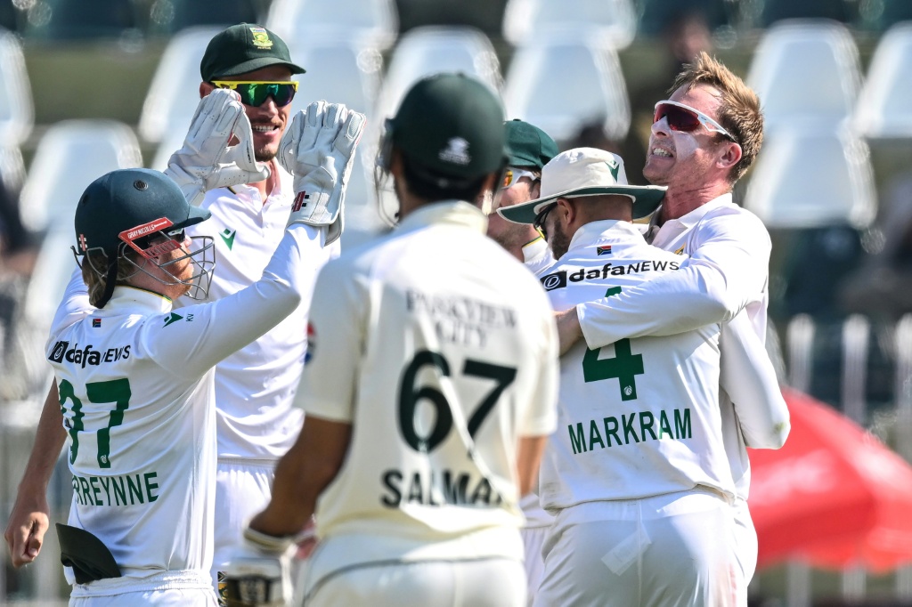 Harmer stars as South Africa beat Pakistan to draw series
