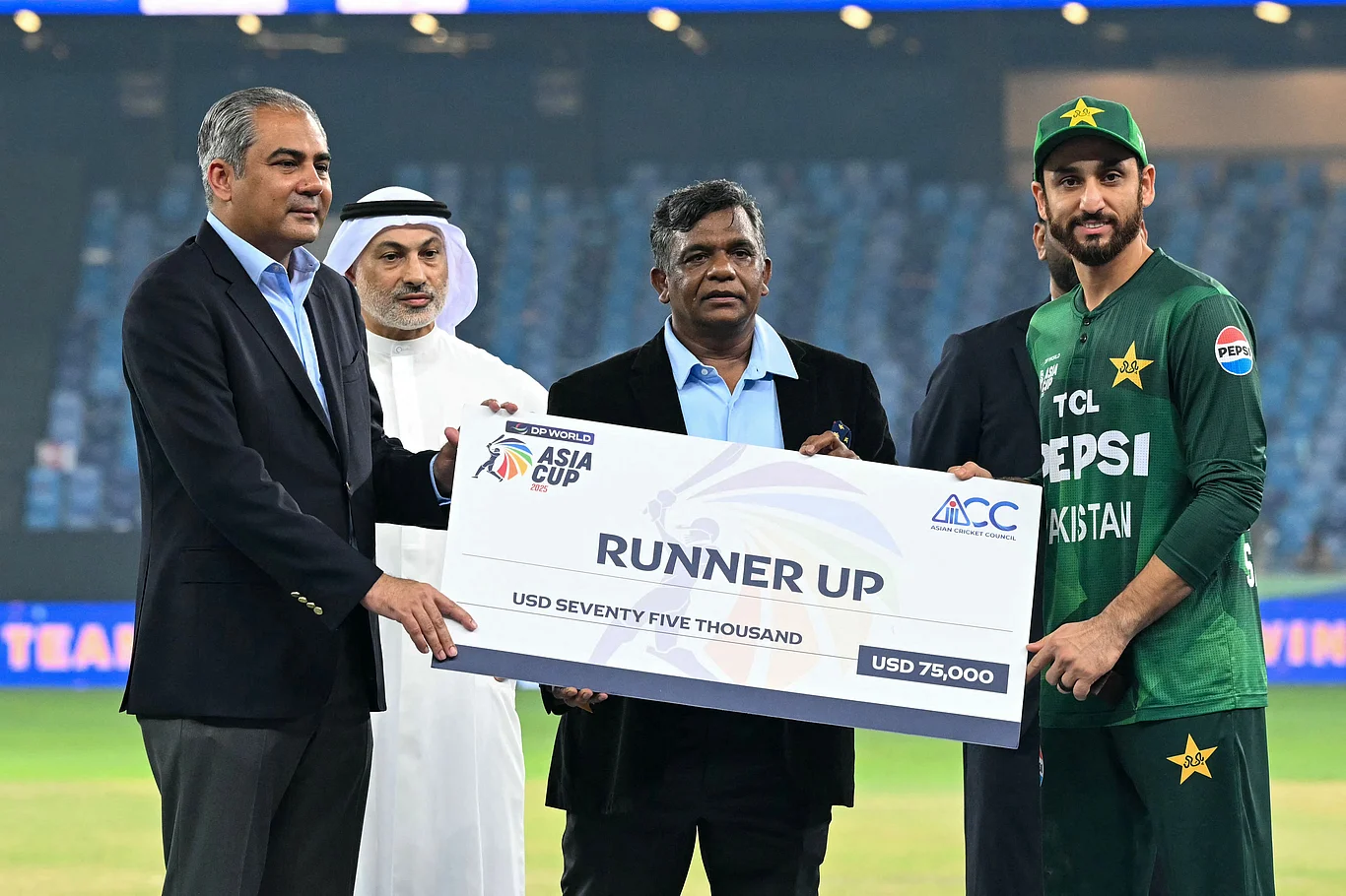 ভারতের বিপক্ষে কঠোর অবস্থান দেখিয়ে সোনার পদক পাচ্ছেন নাকভি