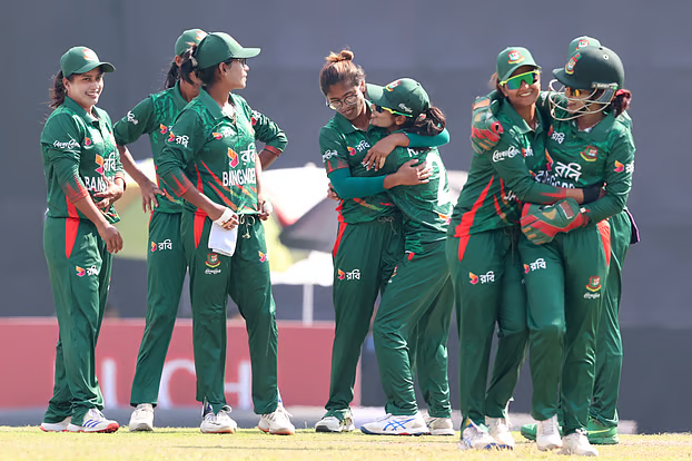 বাংলাদেশকে ১০ উইকেটে হারিয়ে সেমি ফাইনালে অস্ট্রেলিয়া