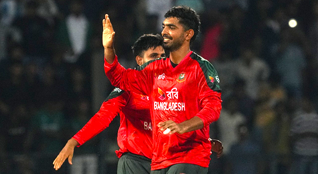 টি-টেনে সাইফের খরুচে বোলিং