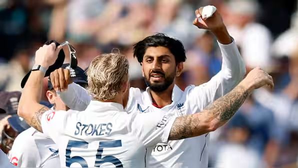 অ্যাশেজের প্রথম টেস্টের আগে ইংল্যান্ডের ১২ জনের স্কোয়াড ঘোষণা