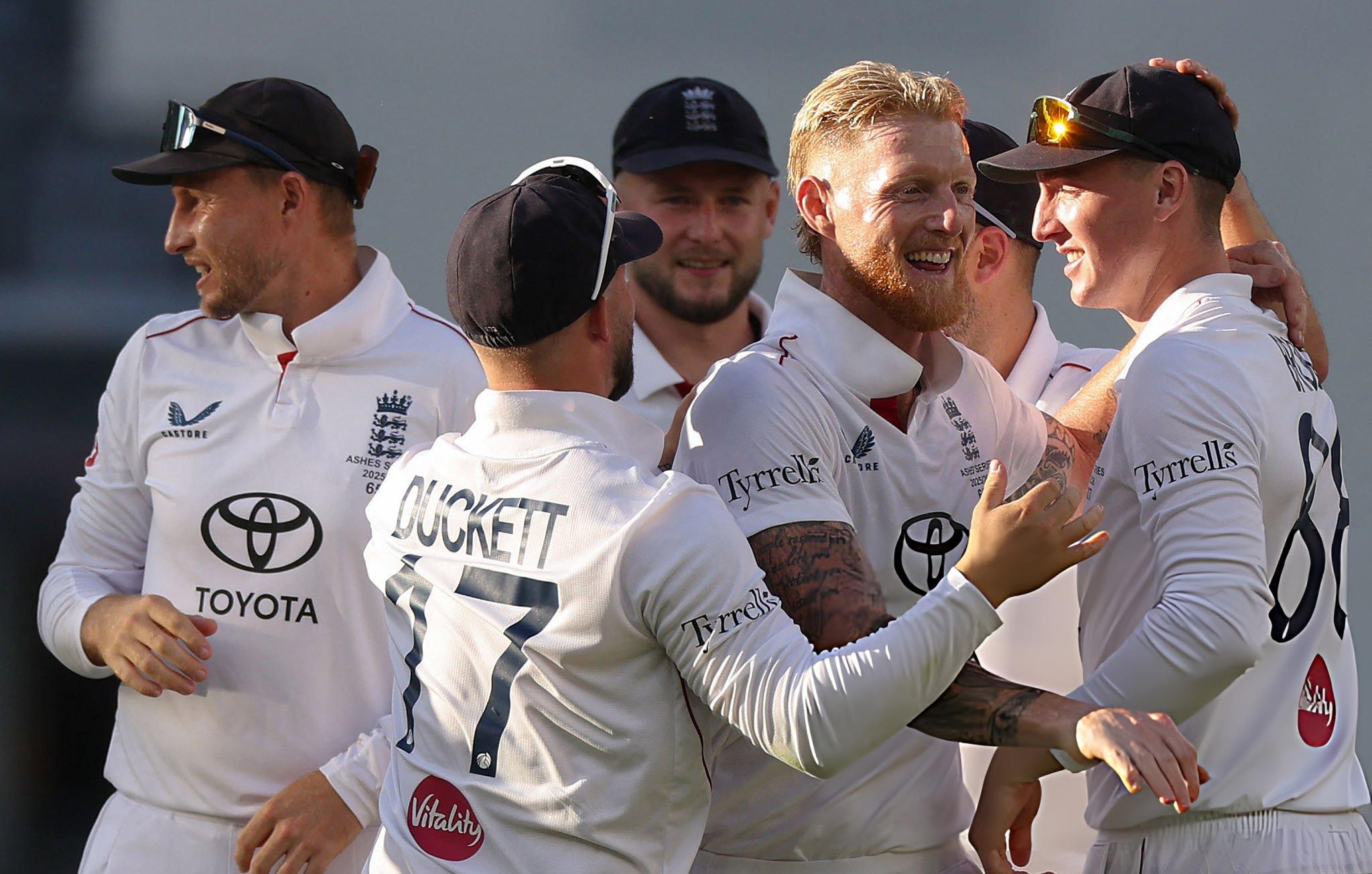 পার্থে প্রথম দিনে নেই ১৯ উইকেট, স্টার্কের পর স্টোকসের আগুনে বোলিং