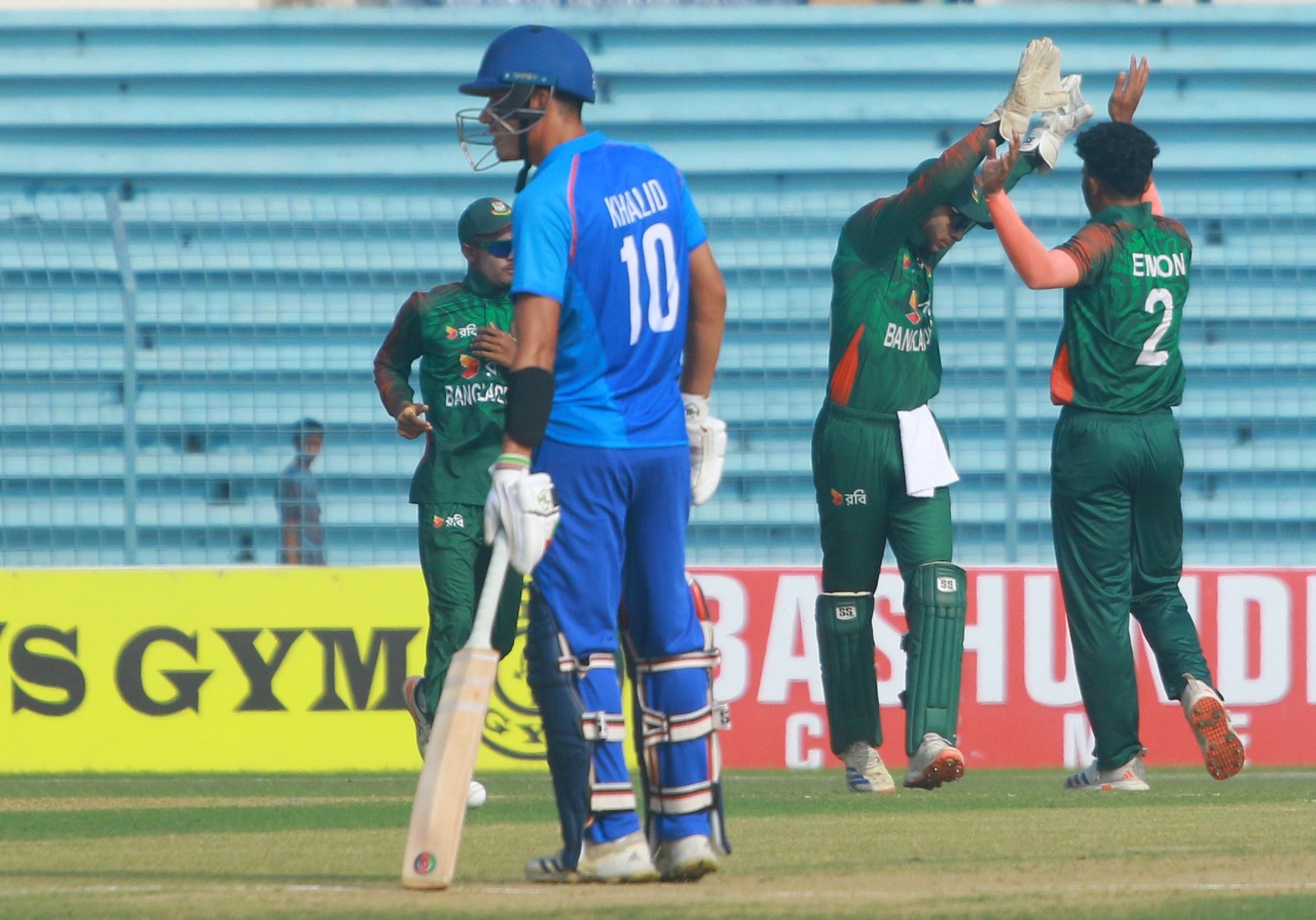 ইমনের ৬ উইকেটের পরও ব্যাটিং ব্যর্থতায় বাংলাদেশের হার