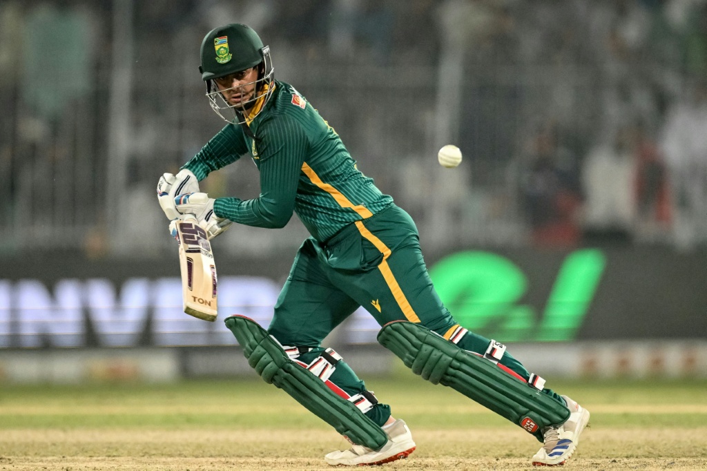 De Kock century helps South Africa beat Pakistan in second ODI