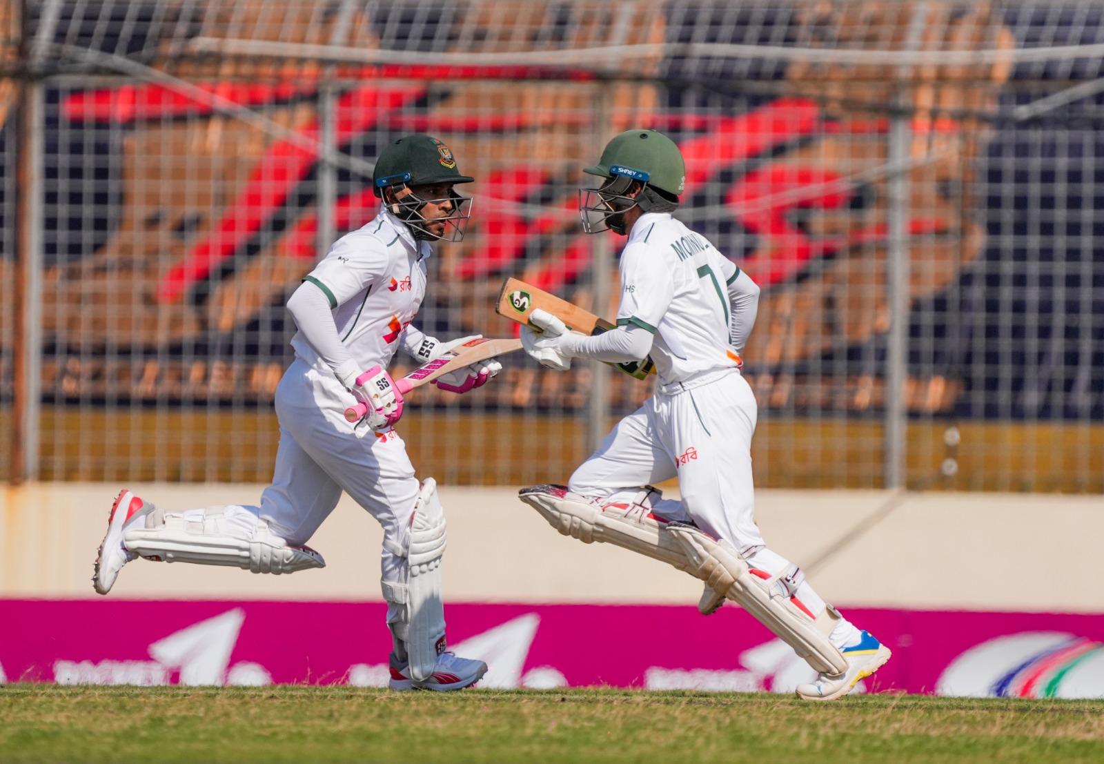 বাংলাদেশের দুর্দান্ত দিন, ৯৯ রানে অপরাজিত মুশফিক