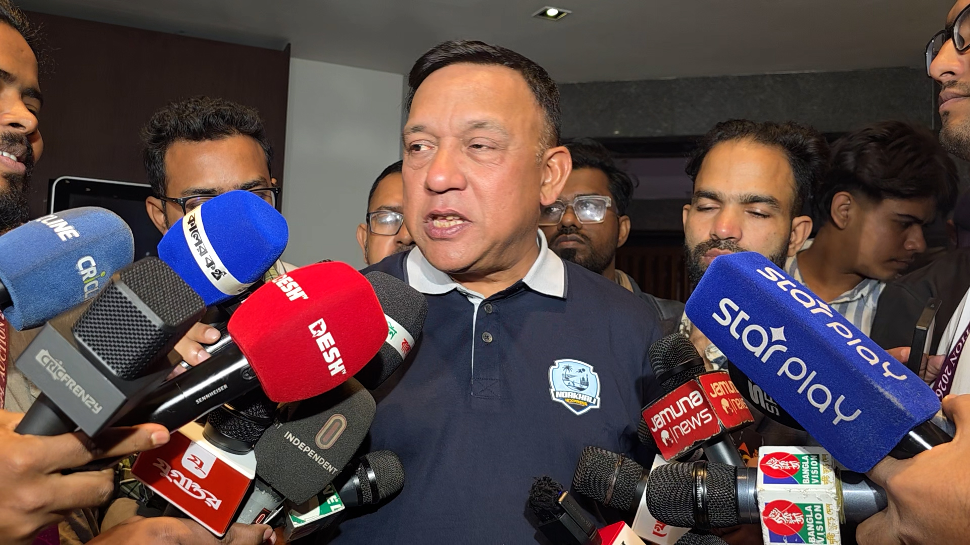 গণমাধ্যমের সঙ্গে আলাপকালে সুজন, ক্রিকফ্রেঞ্জি