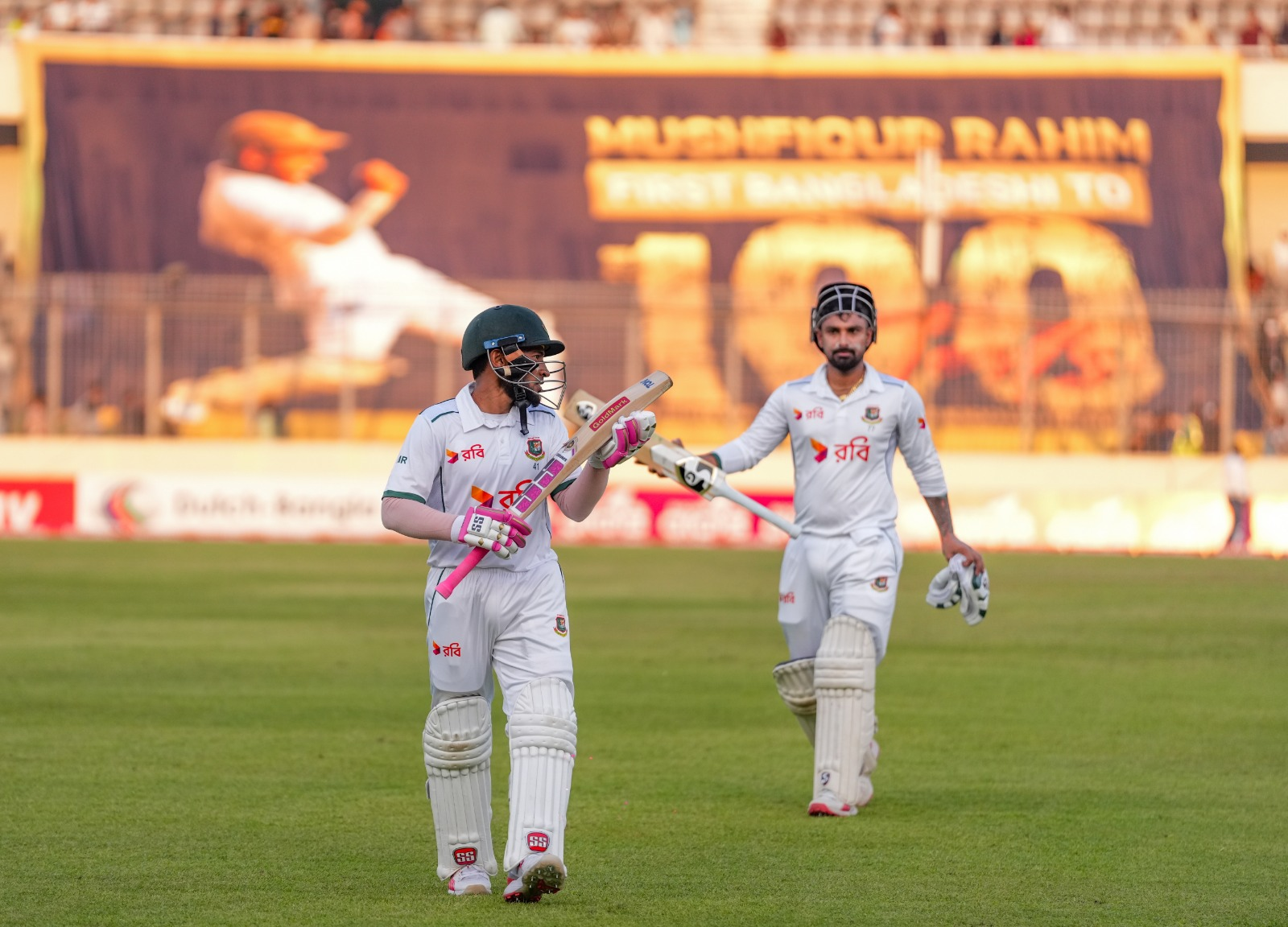 বাংলাদেশের দুর্দান্ত দিন, ৯৯ রানে অপরাজিত মুশফিক