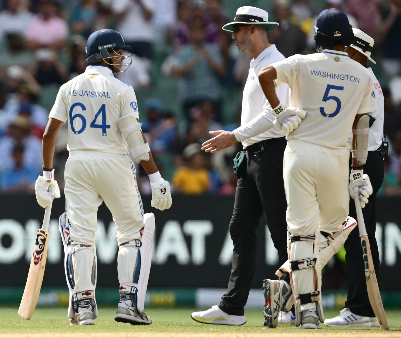 আম্পায়ারের সিদ্ধান্তে হতাশ ইয়াশভি জায়সাওয়াল (বামে), পাশে দাঁড়িয়ে ওয়াশিংটন সুন্দর, গেটি ইমেজ