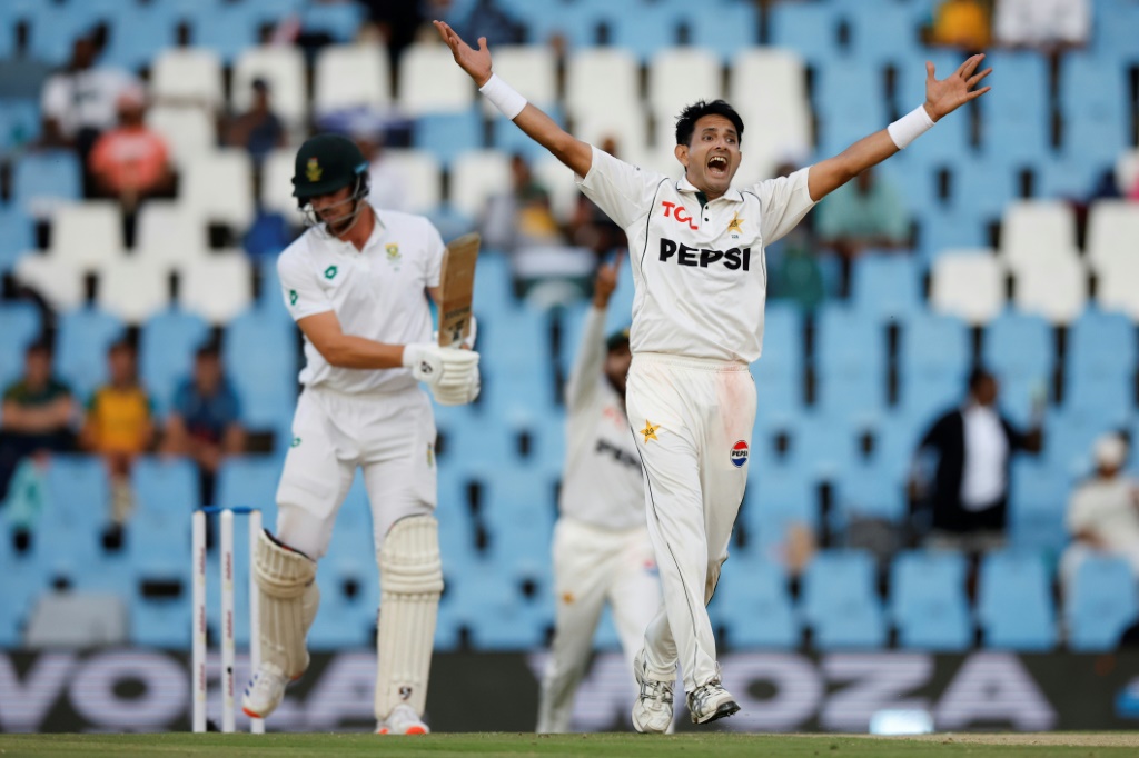 Mohammad Abbas (R) gave Pakistan hope of defending a small total, AFP