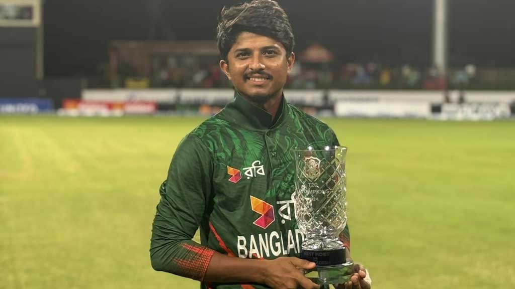 Mahedi Hasan with T20I series trophy