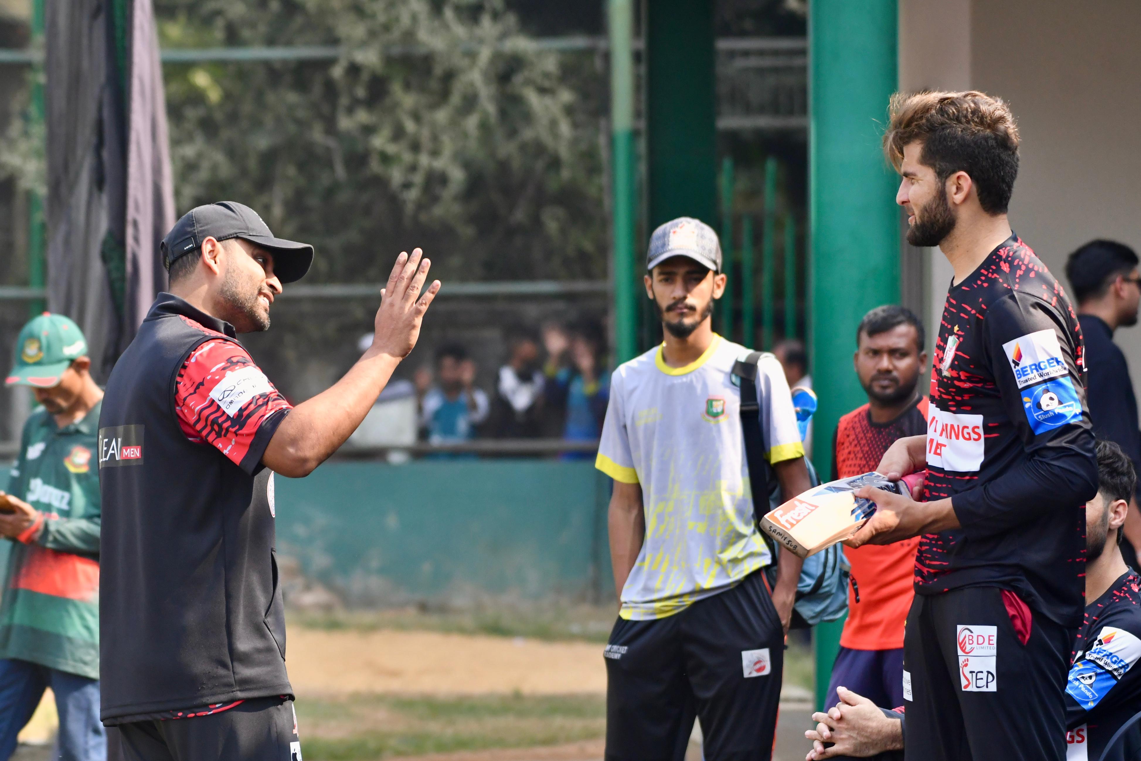 তামিম ইকবালের (বামে) ব্যাট পরখ করে দেখছেন শাহীন শাহ আফ্রিদি (ডানে), ক্রিকফ্রেঞ্জি