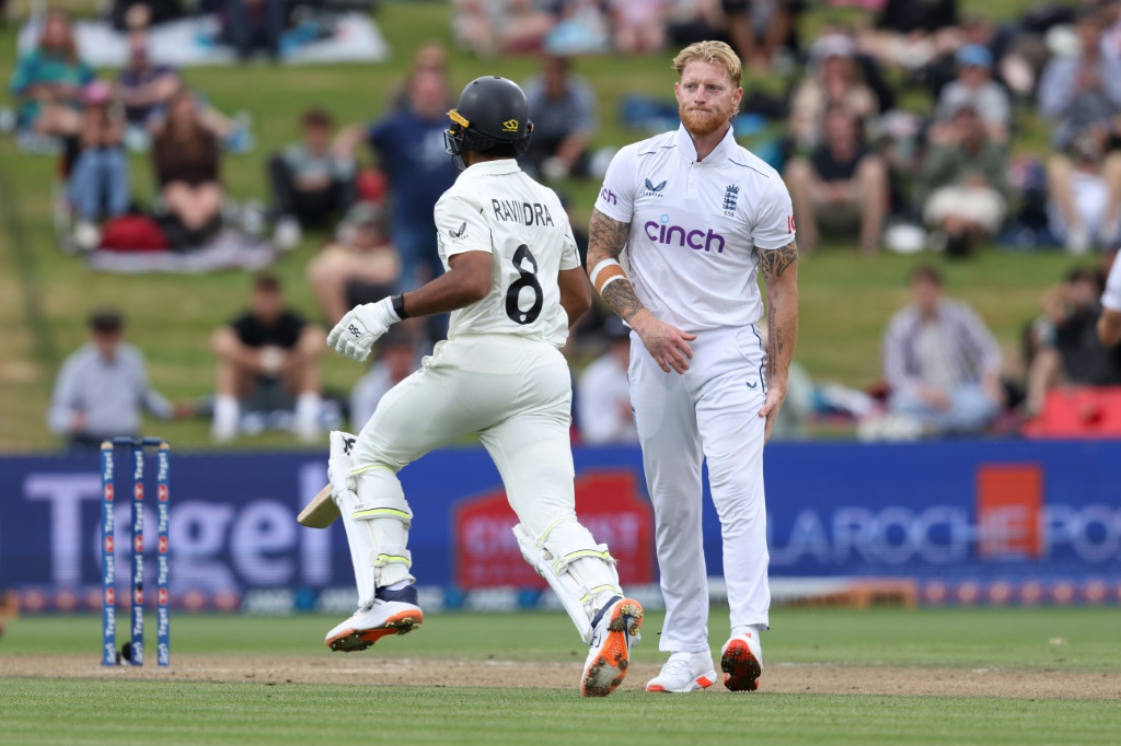 Ben Stokes (R) grabs his hamstring during the third Test defeat by New Zealand