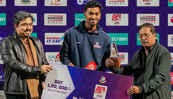 ম্যাচসেরার পুরস্কার নিচ্ছেন রিপন মণ্ডল, ফাইল ফটো