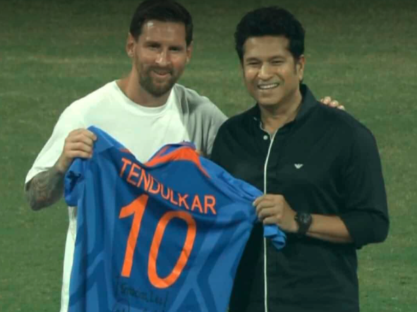 Sachin Tendulkar meets Lionel Messi, gifts 2011 World Cup jersey at Wankhede Stadium