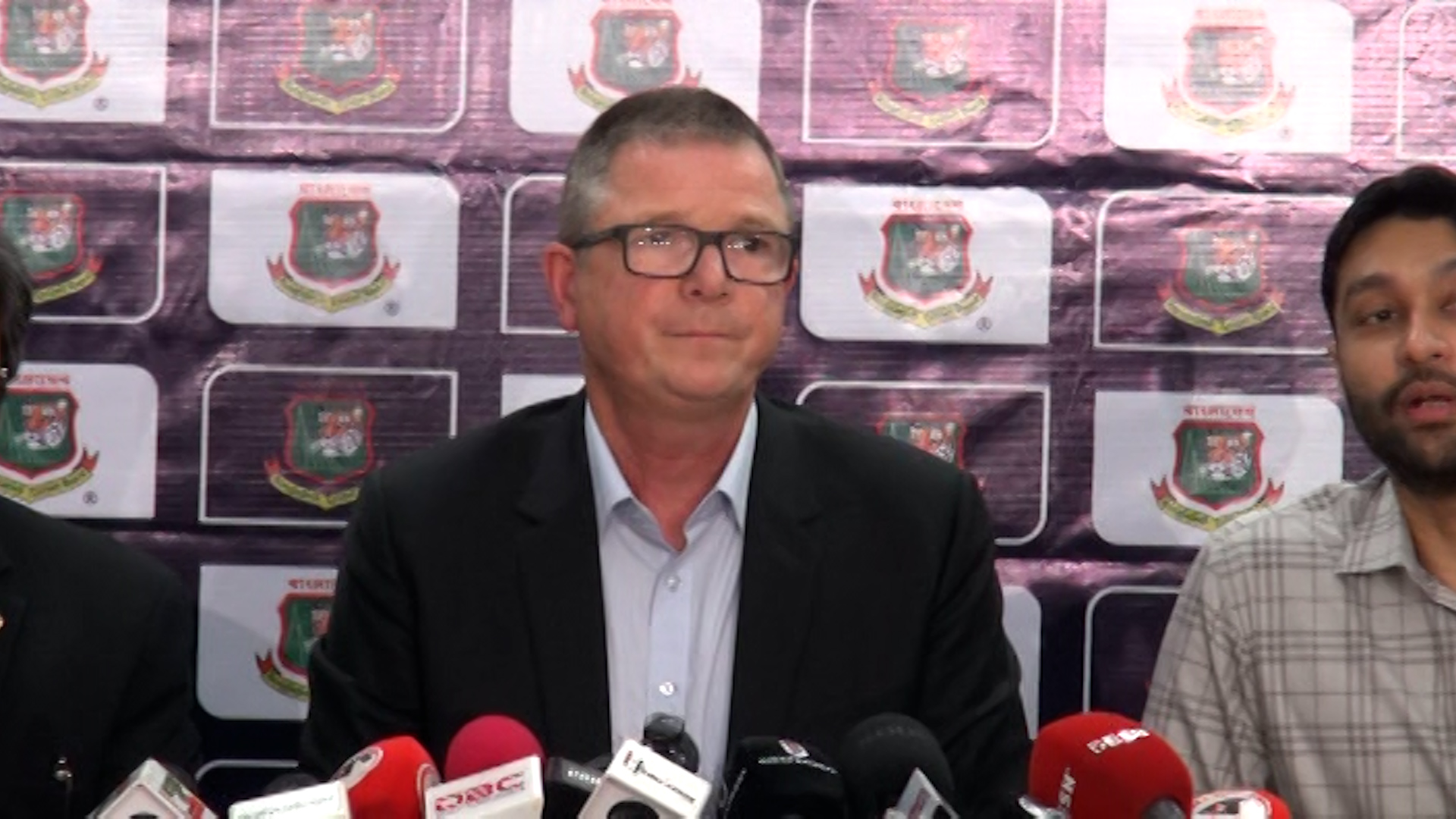 গত বিপিএলে মাঠেও ব্যবহার হয়েছে মোবাইল, জানালেন মার্শালের