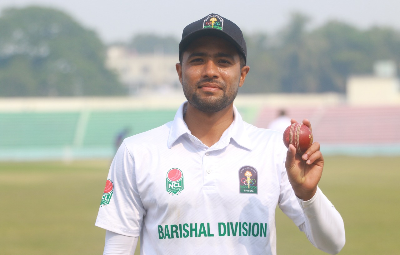 রুয়েল মিয়ার 'হ্যাটট্রিক' ৫ উইকেট, বড় জয়ের পথে রাজশাহী