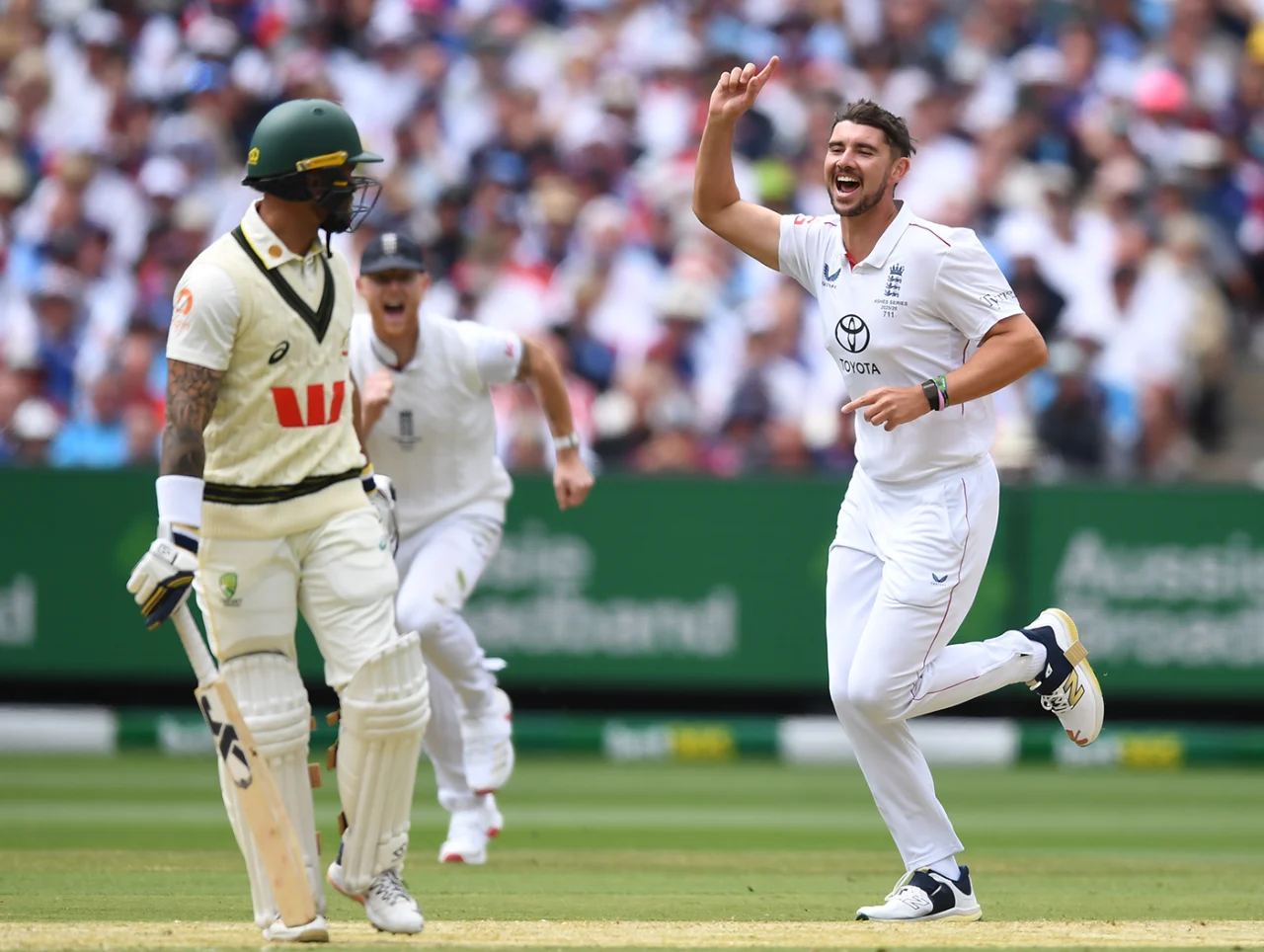 বক্সিং ডে'তে অস্ট্রেলিয়াকে ১৫২ রানে গুটিয়ে দিল ইংল্যান্ড