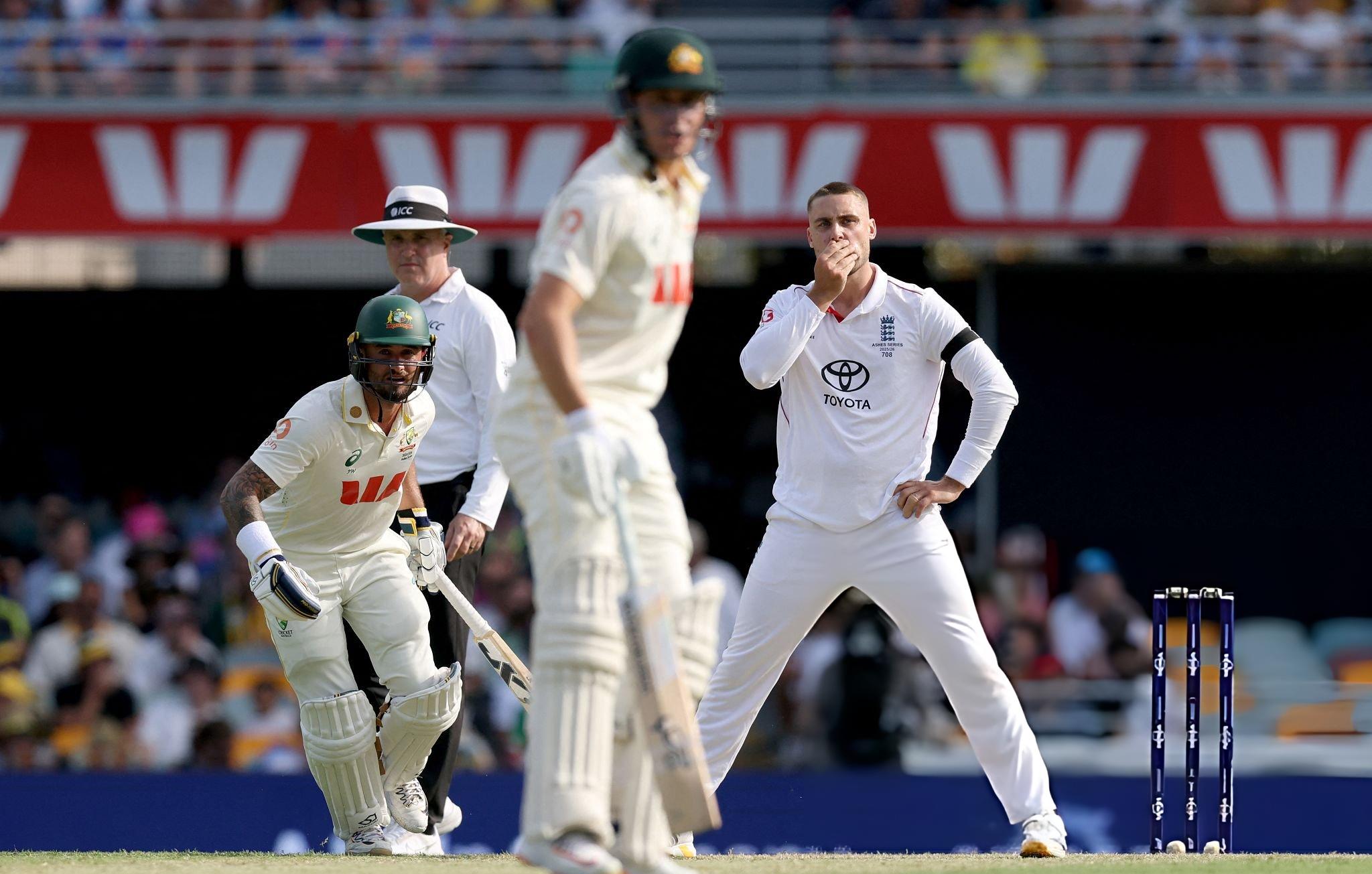 ইংল্যান্ডের ক্যাচ মিসের মহড়ায় অস্ট্রেলিয়ার লিড